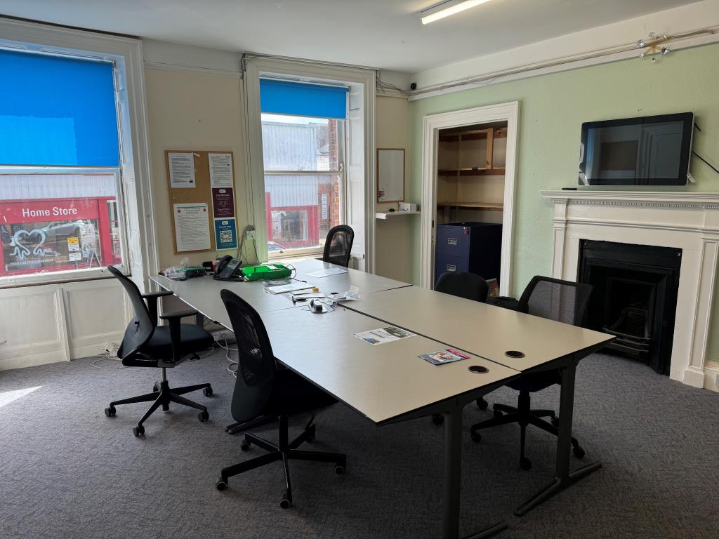Lot: 110 - 5,000 SQ FT FREEHOLD TOWN CENTRE BUILDING WITH POTENTIAL - An Office at the Front on the First Floor